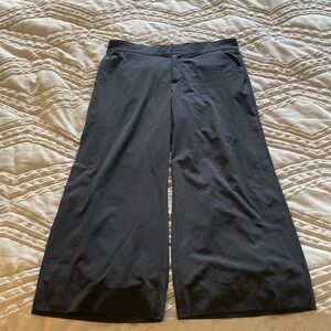 Black ATHLETA trousers style crop pants size 8